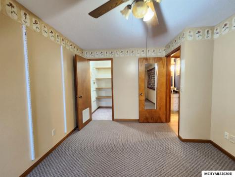 610 Briarstone Dr #B-17 & #B-19 Mason City IA 50401