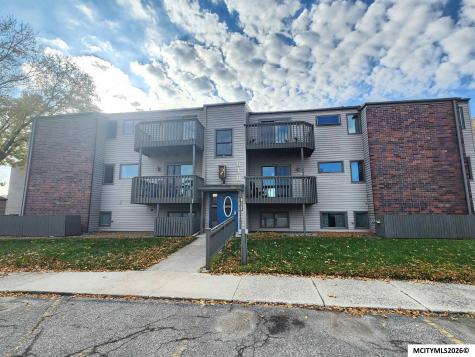 610 Briarstone Dr #B-17 & #B-19 Mason City IA 50401