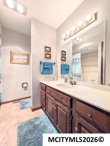 48 N Willowgreen Court Mason City IA 50401