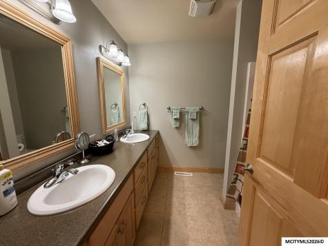 2175 Hunters Ridge Mason City IA 50401