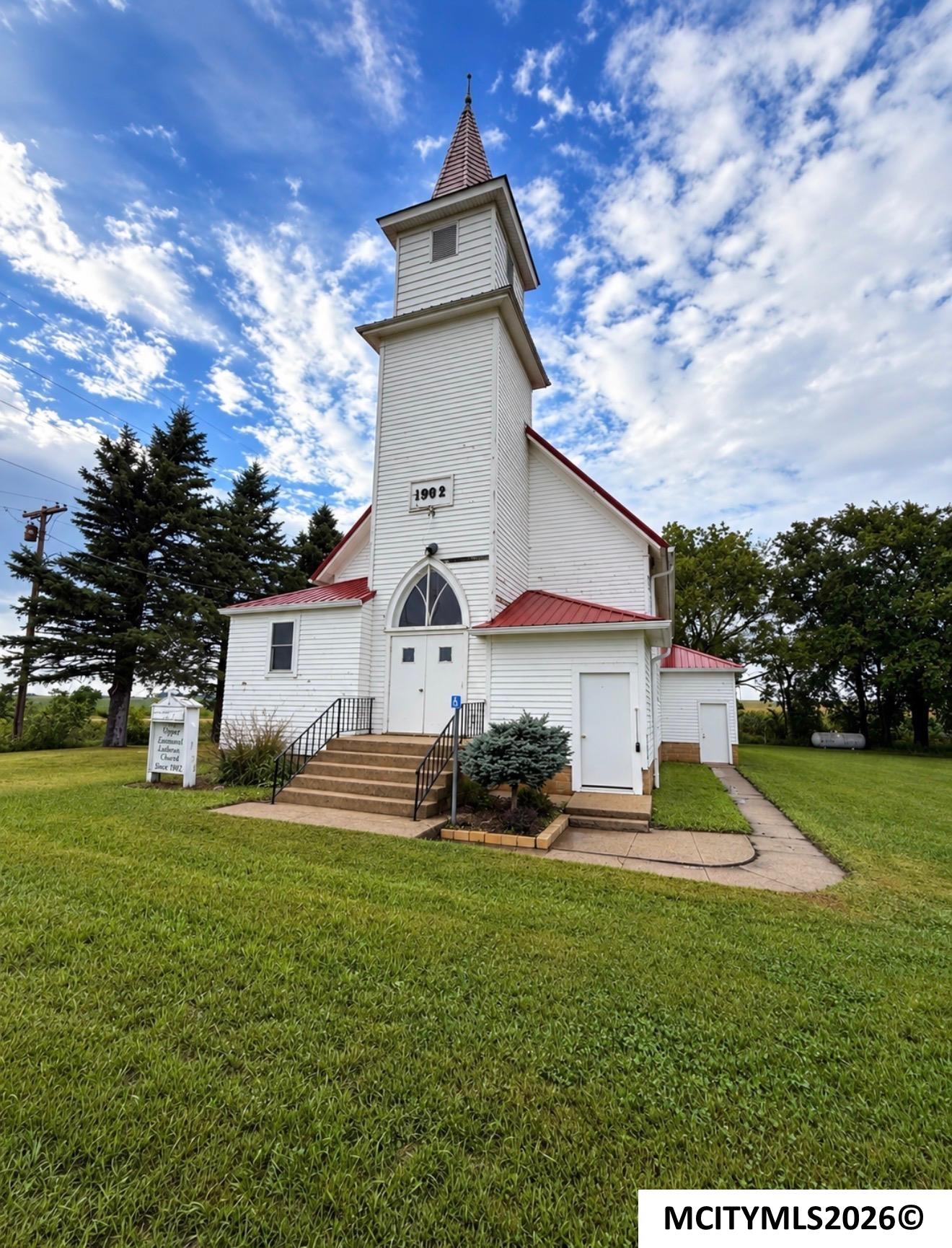 905 290th Street Britt IA 50423