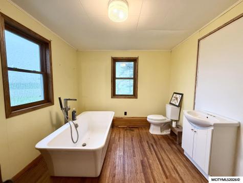 905 290th Street Britt IA 50423