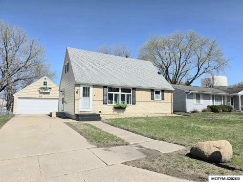 82 Sunny Circle Mason City IA 50401