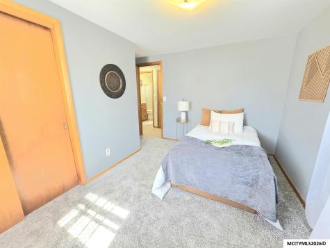 82 Sunny Circle Mason City IA 50401
