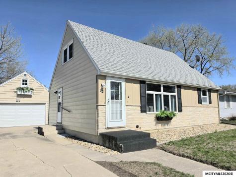 82 Sunny Circle Mason City IA 50401