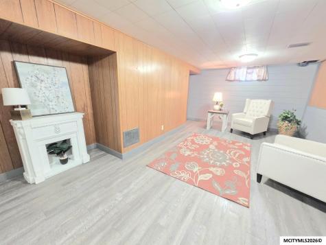 82 Sunny Circle Mason City IA 50401