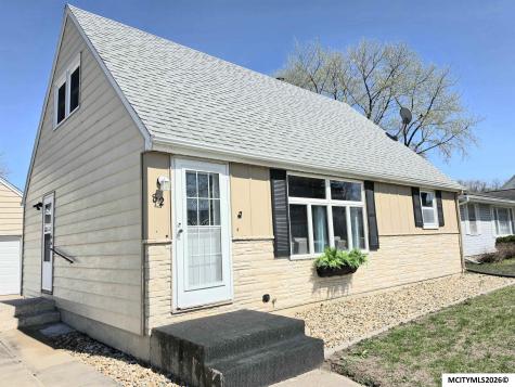 82 Sunny Circle Mason City IA 50401