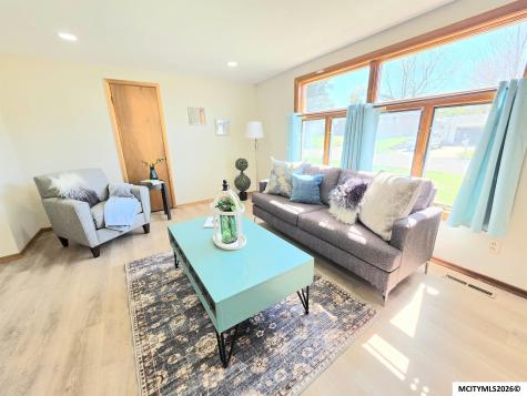 82 Sunny Circle Mason City IA 50401