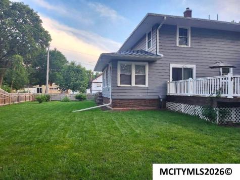 864 3rd NW Mason City IA 50401