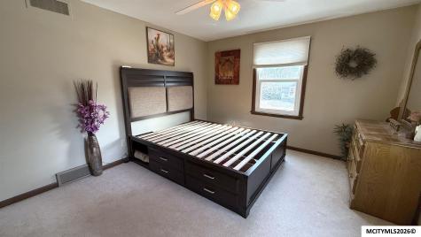 1304 2nd NW Mason City IA 50401