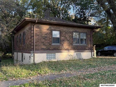 805 Elm Drive Mason City IA 50401