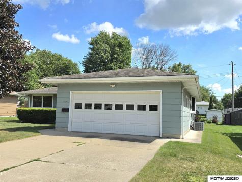 1009 Manor Drive Mason City IA 50401