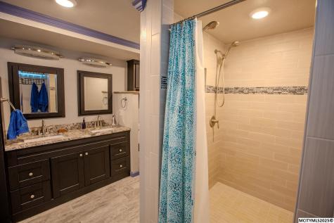 23620 Thrush Avenue Mason City IA 50401