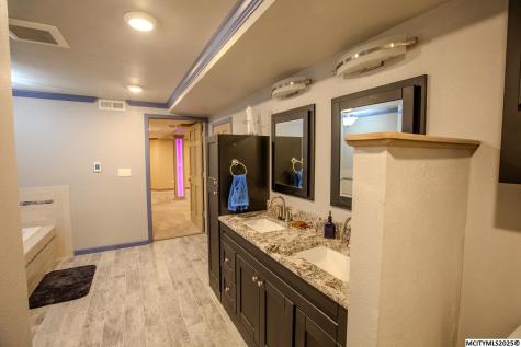 23620 Thrush Avenue Mason City IA 50401