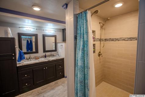 23620 Thrush Avenue Mason City IA 50401