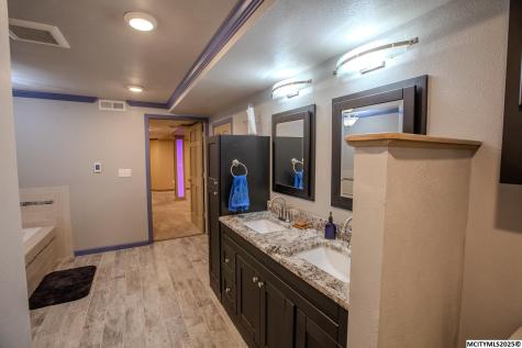 23620 Thrush Avenue Mason City IA 50401