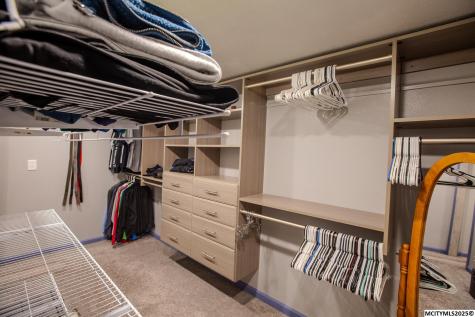 23620 Thrush Avenue Mason City IA 50401