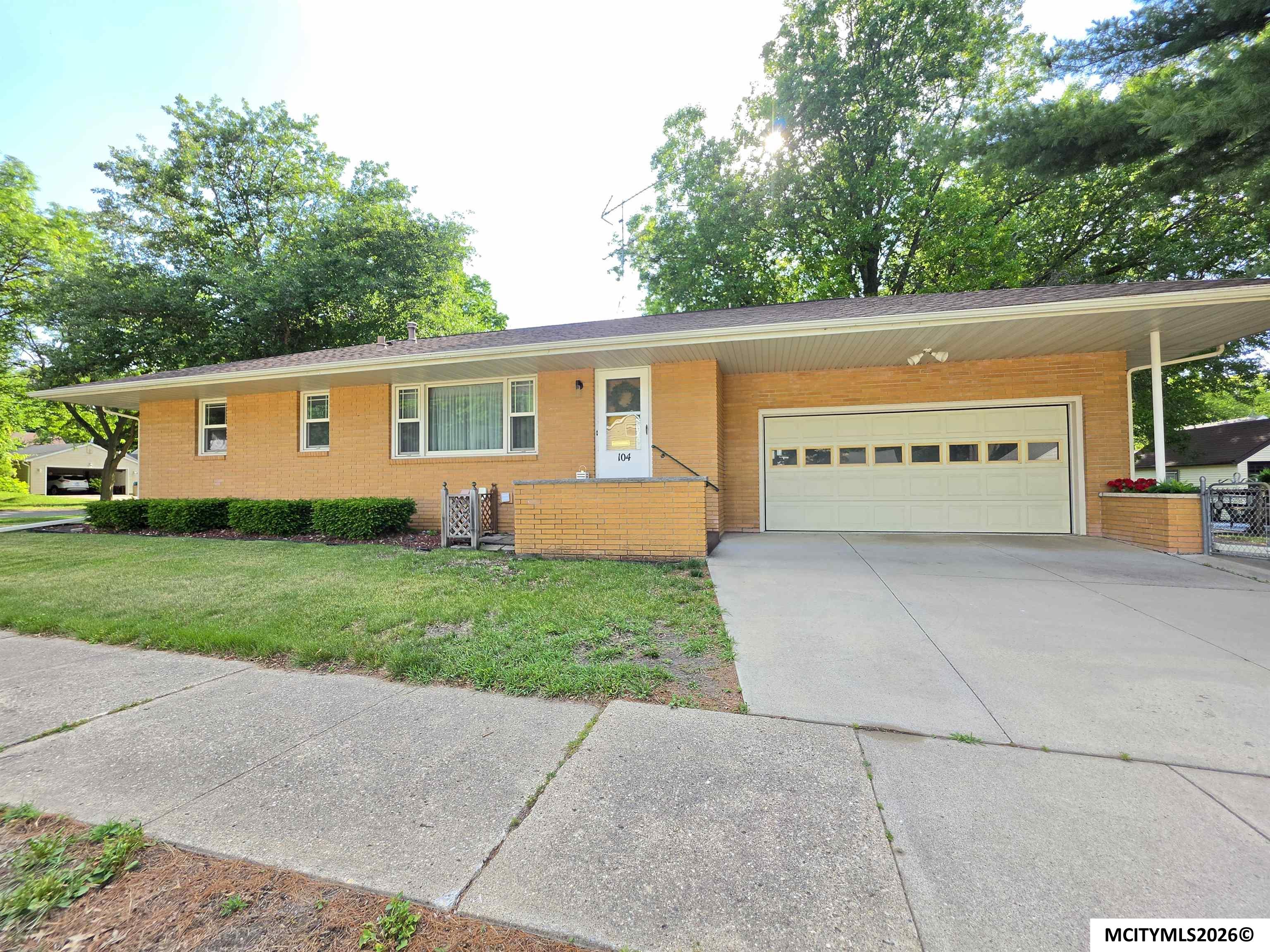 104 N Taylor Mason City IA 50401