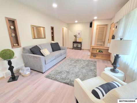 104 N Taylor Mason City IA 50401