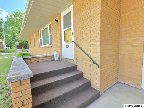 104 N Taylor Mason City IA 50401