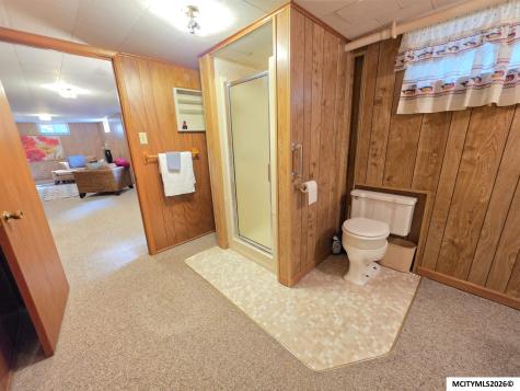 104 N Taylor Mason City IA 50401
