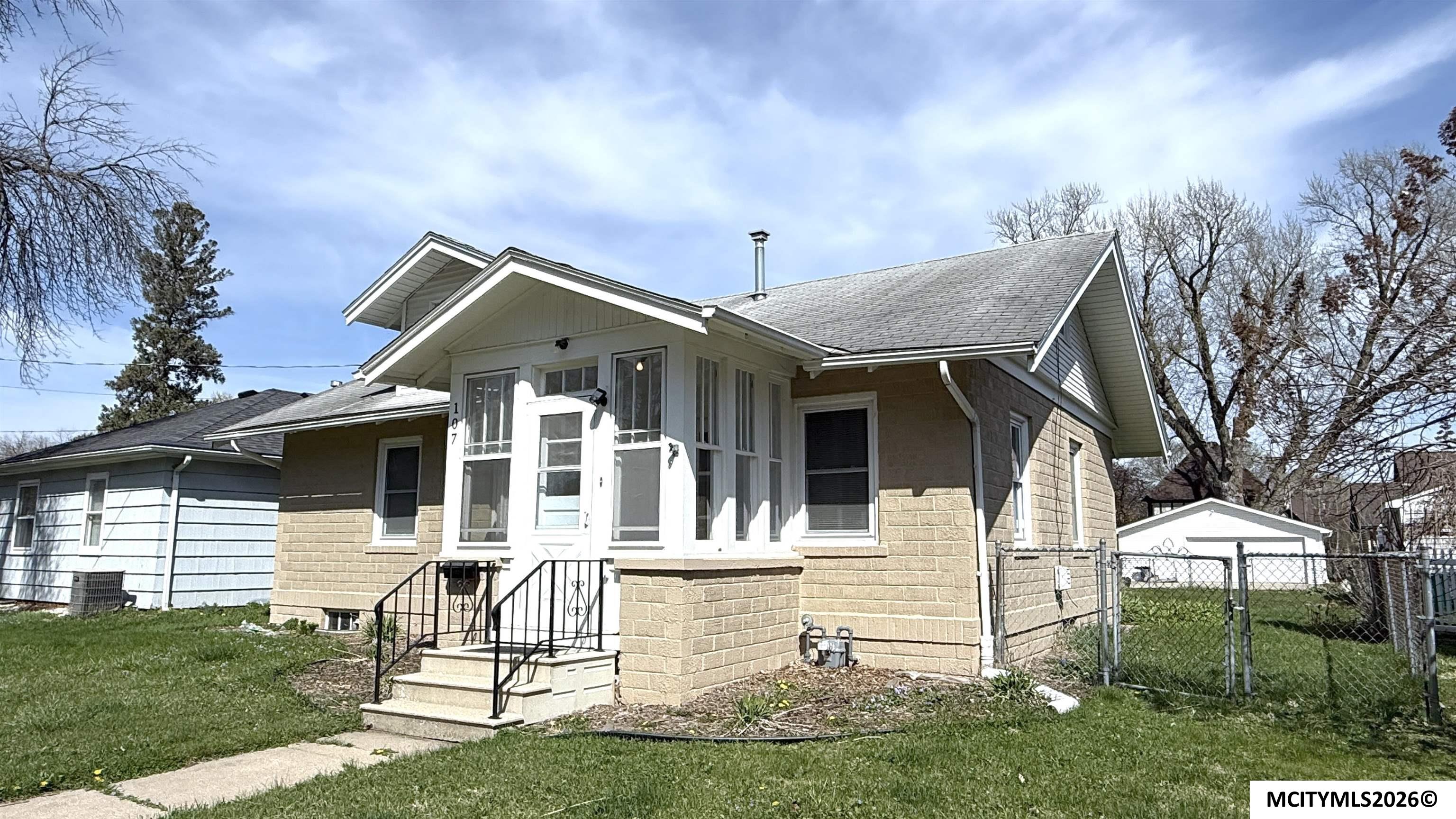 107 S Rhode Island Mason City IA 50401