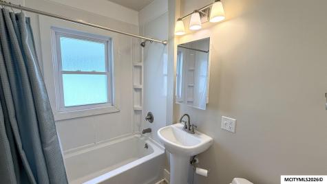 107 S Rhode Island Mason City IA 50401