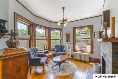 221 7th NW Mason City IA 50401