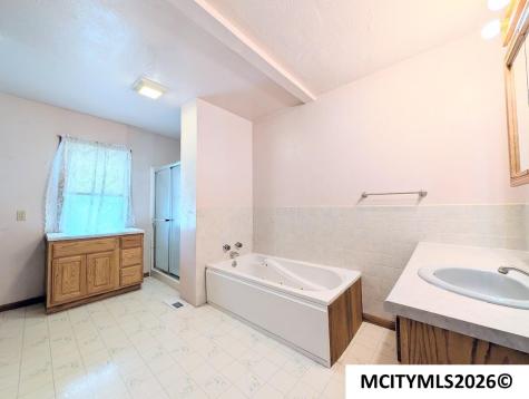 516 10th Street NW Mason City IA 50401