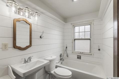 112 S Vermont Mason City IA 50401