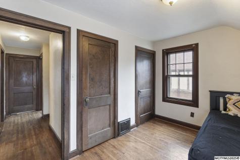 112 S Vermont Mason City IA 50401