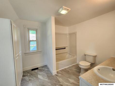 326 1st NW Mason City IA 50401
