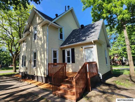 326 1st NW Mason City IA 50401