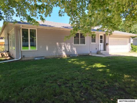 1155 Crestmore Way Mason City IA 50401
