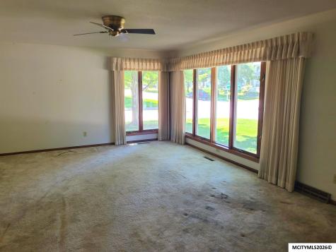 1155 Crestmore Way Mason City IA 50401