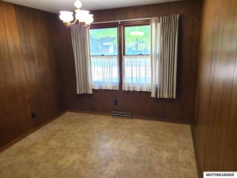 1155 Crestmore Way Mason City IA 50401
