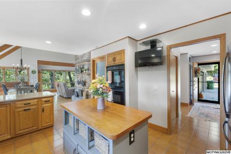 21748 A Owl Avenue Mason City IA 50401