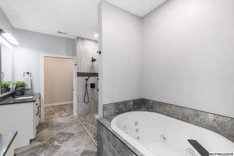 1757 S Illinois Mason City IA 50401