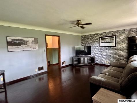 153 Sunny Circle Mason City IA 50401