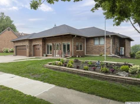 740 Briarstone Drive Mason City IA 50401