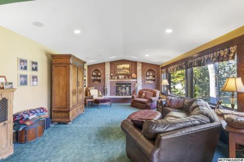 125 N Crescent Drive Mason City IA 50401