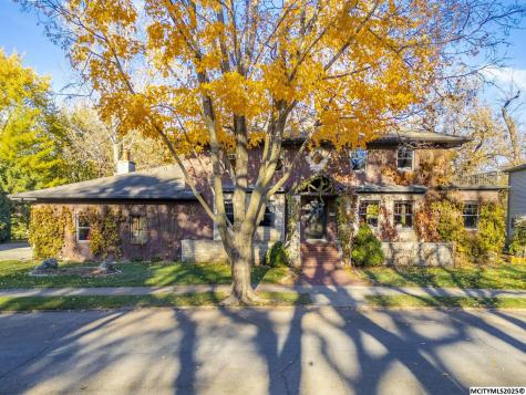 125 N Crescent Drive Mason City IA 50401
