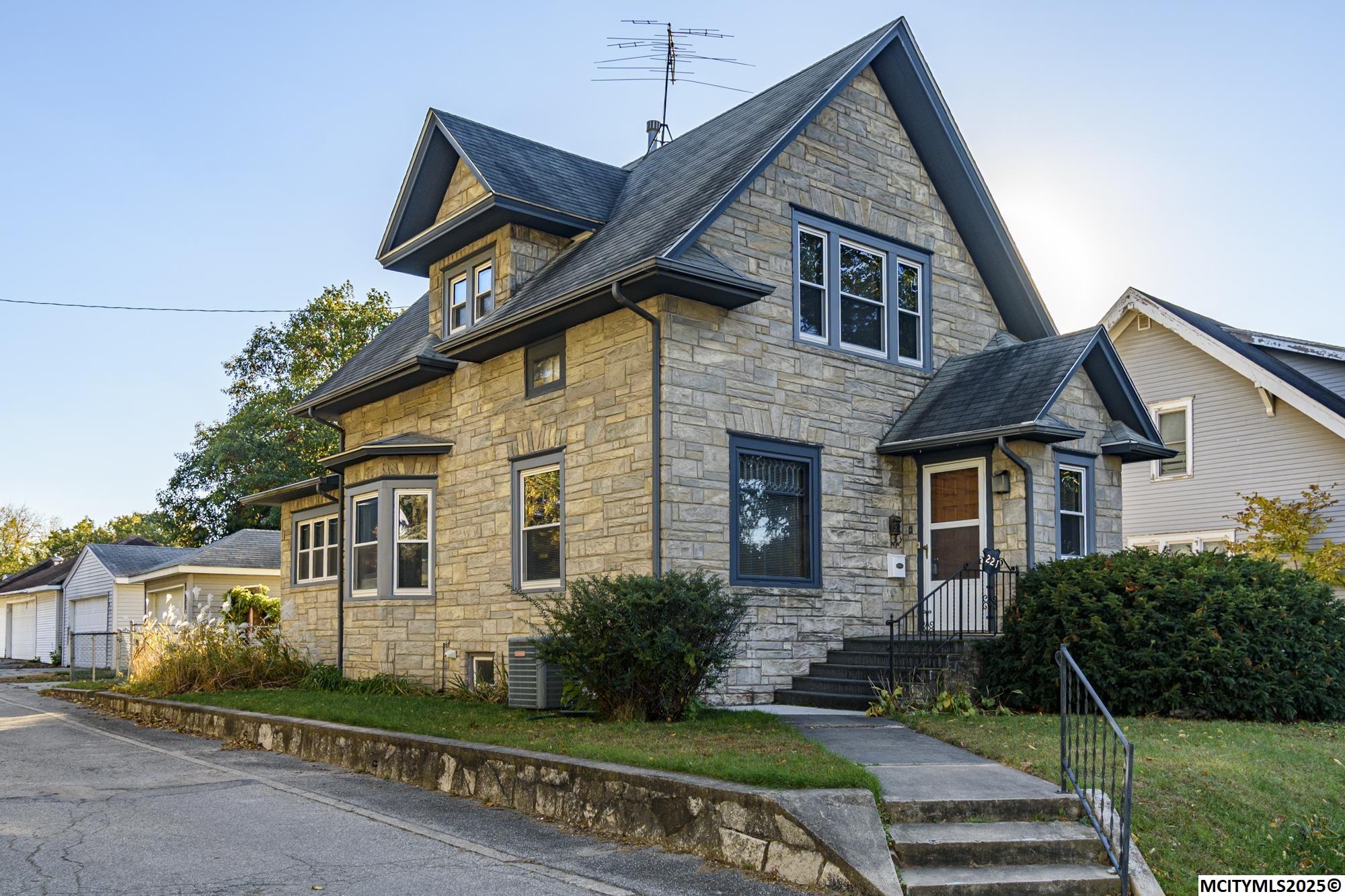 221 9th NW Mason City IA 50401