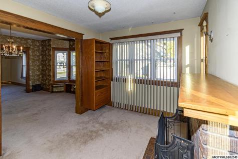 221 9th NW Mason City IA 50401