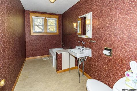 221 9th NW Mason City IA 50401