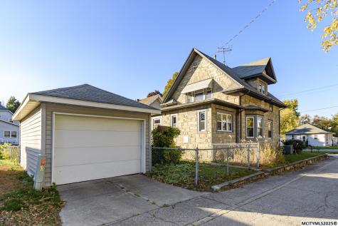 221 9th NW Mason City IA 50401