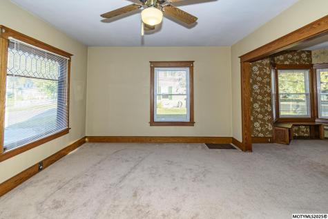 221 9th NW Mason City IA 50401