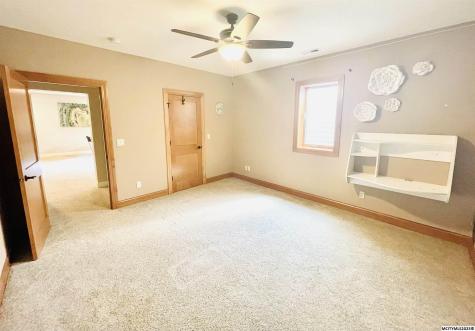 2348 Calloway Court Mason City IA 50401