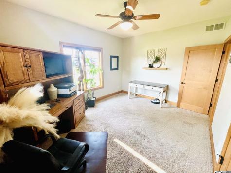 2348 Calloway Court Mason City IA 50401