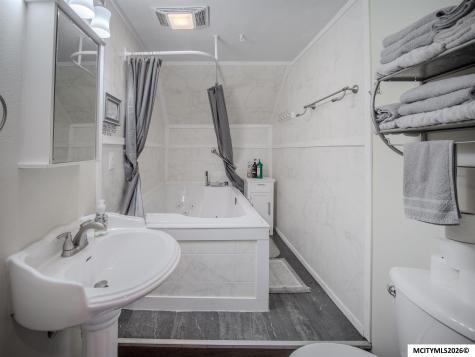 117 4th Avenue N Clear Lake IA 50428